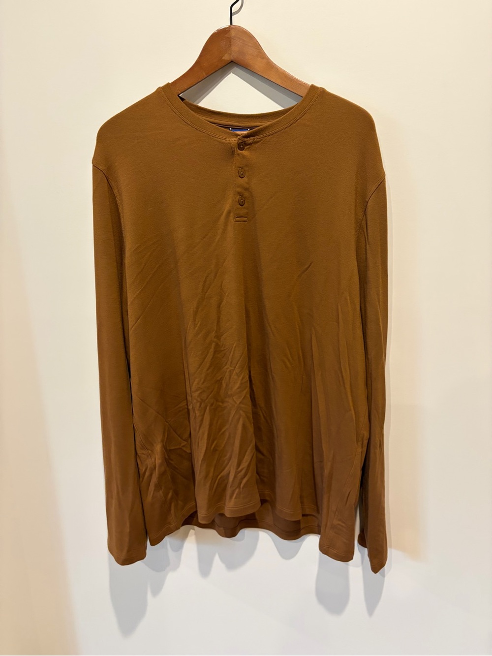 Kit and Ace Men's Long-Sleeve Henley in Warm Brown